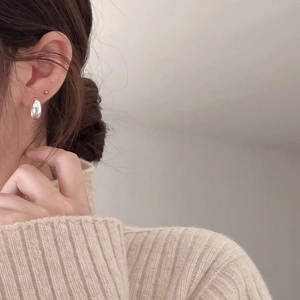 Orecchini a lobo minimalisti in argento sterling 925 indossati da una modella elegante
