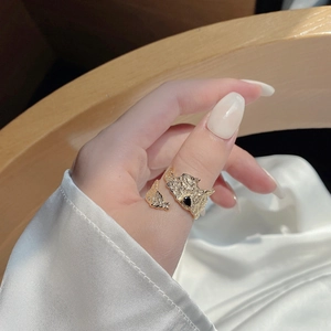Luxurious S925 sterling silver open ring with gold wrinkled texture and black teardrop gem