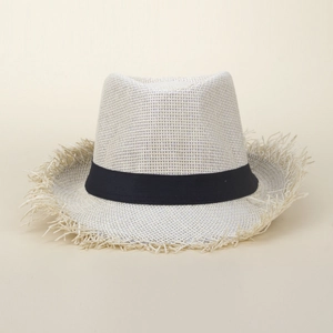 Détail du chapeau Fedora en paille beige avec bords effilochés et ruban noir décoratif
