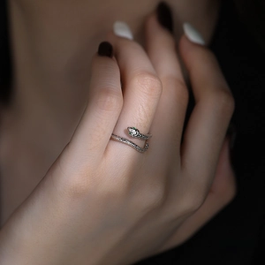 Adjustable S925 sterling silver snake ring with green gemstone eyes and scale texture