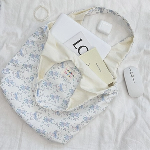 Grand sac cabas en toile avec motif de roses bleues et d'ours contenant un ordinateur