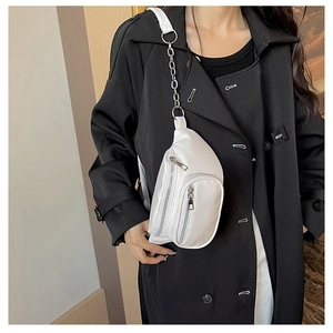 Détail du sac de poitrine blanc en similicuir avec compartiments zippés et bandoulière