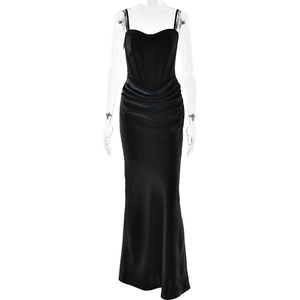 Robe de soirée sirène noire élégante avec fines bretelles et design de taille froncée