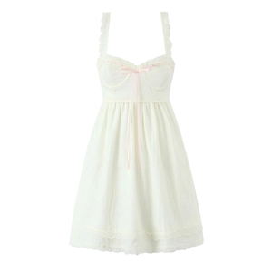 Abito estivo bianco stile francese con fiocco rosa e dettagli in pizzo delicato