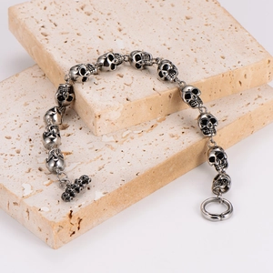 Gothic punk skull link bracelet for men in vintage silver finish with toggle clasp
