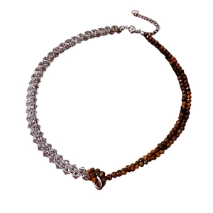 Collier vintage avec cristaux violets, perles oeil de tigre et pendentif coeur sur blanc