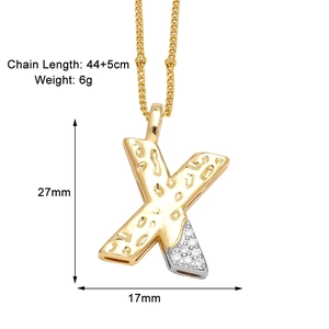 Vue détaillée du collier pendentif lettre X bicolore avec dimensions et poids du bijou