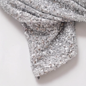 Haut licou à paillettes argentées pour femmes avec tissu scintillant et dos nu élégant