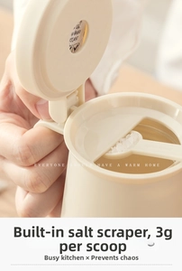 Detail of spice jar featuring built-in salt scraper and 3g measuring spoon