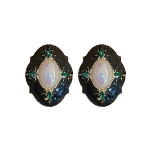 Boucles d'oreilles vintage ovales dorées avec émail noir et perles irisées