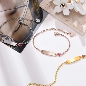 Ensemble de bracelets en acier inoxydable avec plaque gravable et breloque cœur rouge