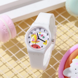 Dettaglio di orologio al quarzo bianco per bimbi con dinosauro giallo e scritta HELLO
