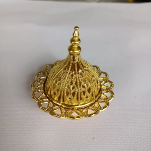 Détail du couvercle doré ajouré de l'encensoir arabe avec un design vintage élégant