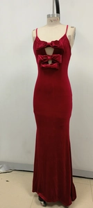 Détail d'une robe de soirée en velours rouge avec trois nœuds 3D et découpes chic