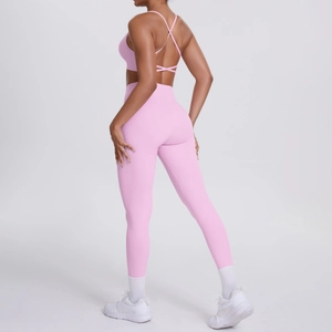 Ensemble de yoga rose deux pièces avec brassière à bretelles croisées et legging