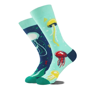 Vue détaillée de chaussettes en coton asymétriques avec motifs de méduses colorées