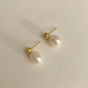Elegant 925 sterling silver pearl stud earrings with gold finish and baroque design