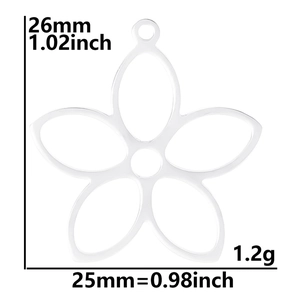 Dettaglio dimensioni di un ciondolo a fiore in acciaio inossidabile da 26mm