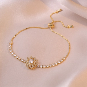 Elegant rotating flower necklace set with micro-inlaid zircon and gold-plated finish