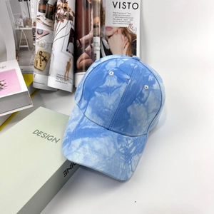 Dettaglio del cappellino da baseball tie-dye blu e bianco con design classico a 6 pannelli