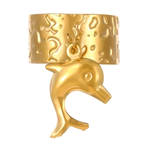 Λεπτομέρεια από σφυρήλατο χρυσό δαχτυλίδι με κρεμαστό διακοσμητικό δελφίνι