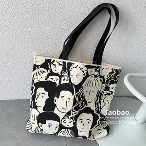 Dettaglio borsa shopper in tela color crema con stampe artistiche e manici neri