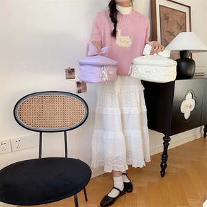 Détails des trousses à maquillage matelassées à fleurs avec de grands nœuds élégants