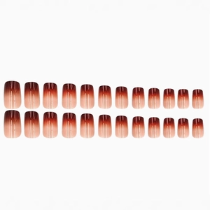 Set di 24 unghie finte quadrate-rotonde con sfumatura di colore marrone-rosso e rosa nude