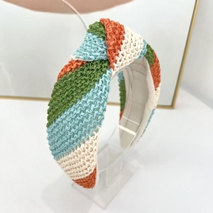 Gros plan du bandeau en paille tressée colorée avec nœud central et texture artisanale