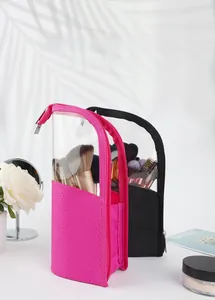 Vue détaillée de trousses de maquillage roses et noires transparentes et imperméables