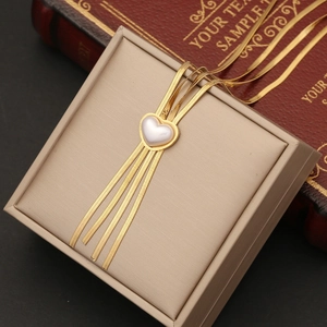 Elegante collana dorata multifilo con ciondolo a cuore in madreperla su scatola regalo