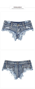 Vista fronte e retro di mini shorts in denim azzurro con bordi sfilacciati e strappi