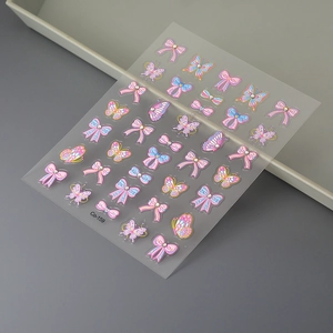 Detalle de pegatinas de mariposa para uñas con bordes dorados y pequeños cristales