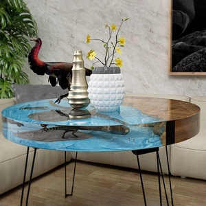Detail eines runden Epoxy-Flusstisches mit Holz, blauem Harz und Dinosaurier-Miniatur