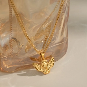 Collier élégant doré avec pendentif ange et chaîne en acier titane au style vintage chic