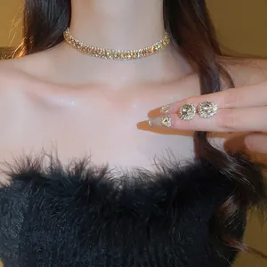 Elegantes Set aus goldener Choker-Halskette und runden Ohrsteckern mit funkelnden Kristallen