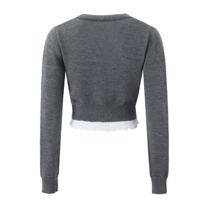 Vue détaillée du dos d'un cardigan gris en maille avec bordure en dentelle blanche