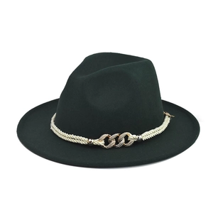 Eleganter dunkelgrüner Wollfilzhut mit weißem Seilband und ineinandergreifender Goldkette
