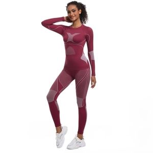 Détail de l'ensemble de yoga bordeaux avec coutures blanches et texture en nid d'abeille