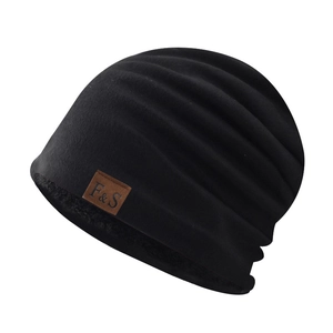 Bonnet d'hiver en maille noire avec doublure polaire et écusson en cuir