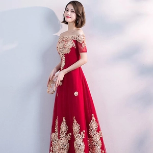 Elegante abito da sera rosso con spalle scoperte, ricami in pizzo dorato e gonna in tulle a trapezio