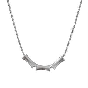 Minimalistische silberne Sanduhr-Halskette mit eleganter Schlangenkette auf weißem Grund