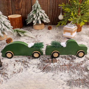 Décorations de voiture de Noël en bois vert foncé avec aiguilles de pin et boules de neige