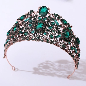 Détail du diadème de luxe en bronze avec strass vert émeraude et motifs baroques