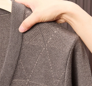 Detailaufnahme des weichen Rautenmusters auf dem dunkelbraunen V-Ausschnitt Strickcardigan