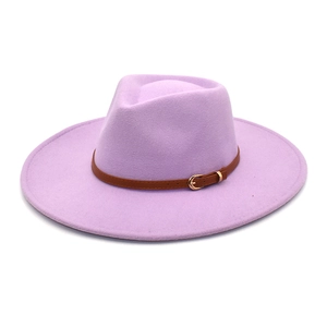 Dettaglio cappello fedora in lana lavanda con cinturino in pelle marrone e fibbia oro