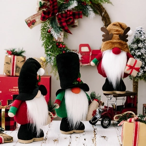 Tres gnomos de Navidad con cuernos de reno y bolsas de regalo en fondo festivo