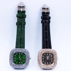 Montre à quartz carrée avec lunette en diamants et bracelet cuir pour femmes