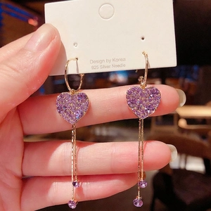 Boucles d'oreilles cœur doré avec cristaux violets et longs pompons sur aiguilles en argent 925