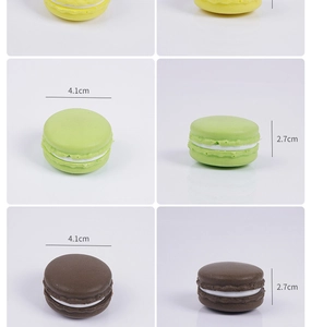 Detailansicht der 4,1 cm Durchmesser und 2,7 cm Dicke der PU-Schaum Macaron-Spielzeuge
